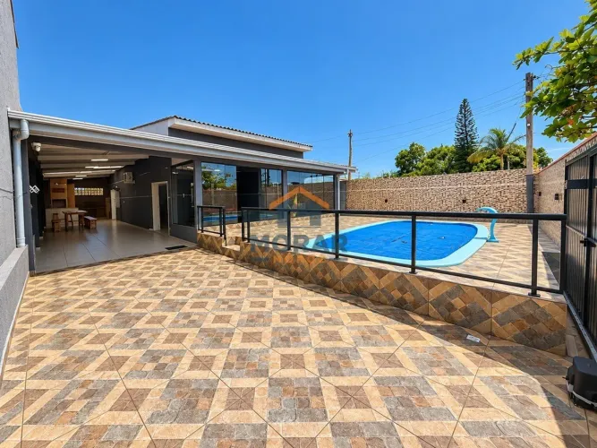 Casa com Ático e Piscina 500m do mar em Praia de Leste