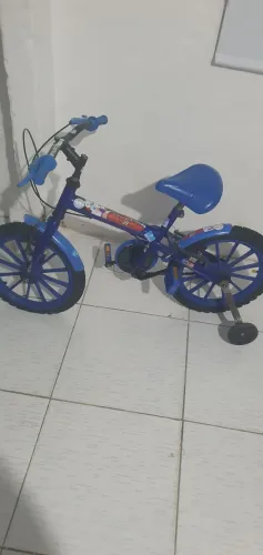 Vende-se uma bicicleta de criança