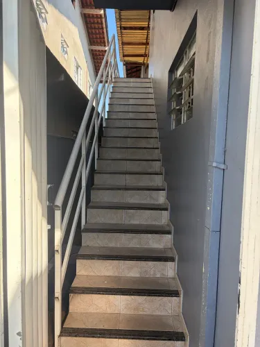 Aluga-se casa piso superior