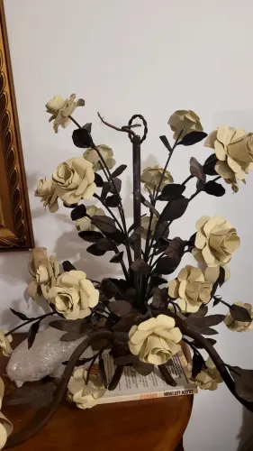 Lustre Artesanato Mineiro em Ferro - Flores Decorativas e 4 Lâmpadas (Unidade)