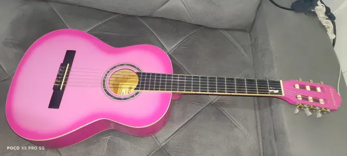 Violão Gianini<br>Com cordas de nylon e uma tá arrebentada.