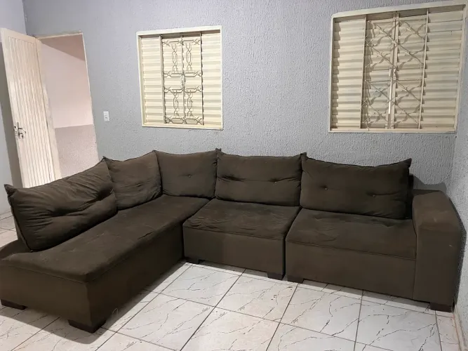 Sofá de Canto em L com Chaise Marrom - Confortável e Espaçoso