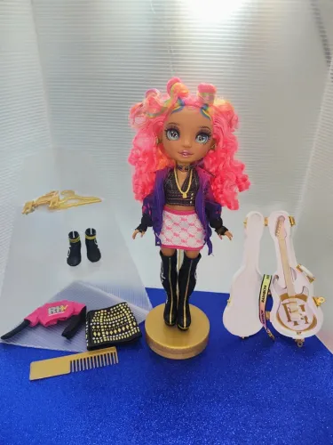 Boneca Carmen rainbow high 