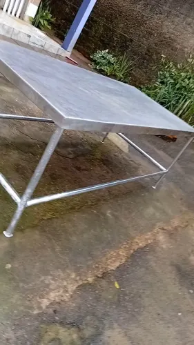 Mesa de inox e gerador de energia