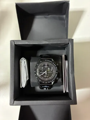 Relógio Swatch x Omega Bioceramic Moonswatch Mission Moonphase Snoopy Black