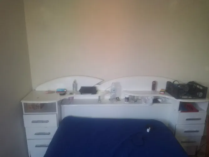 Cama de casal com colchão e cabeceira de 6 gavetas