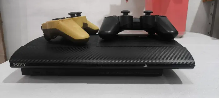 Vende-se ps3 super slim 250gb funcionando normal, com jogos mídia digital e mídia física.