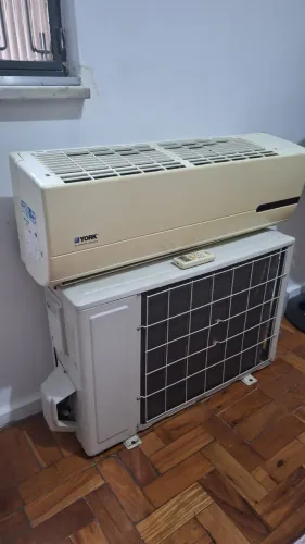 Ar condicionado 18000 BTU York em perfeito estado.