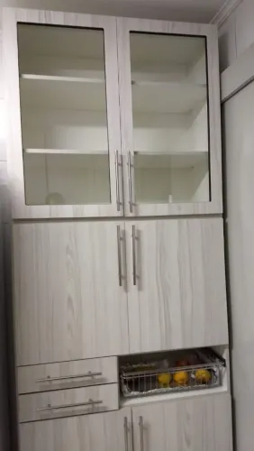 Armário de cozinha, feito sob marcenaria. 1 módulo com cristaleira.