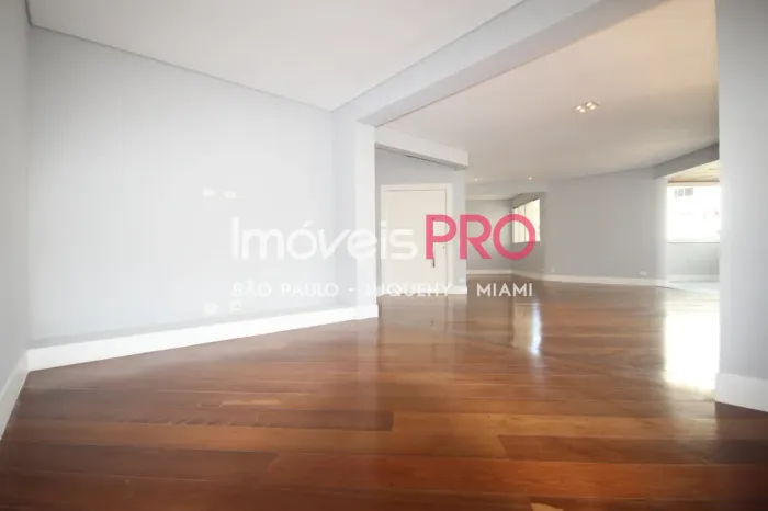 244m² com 3 dormitórios e 2 vagas em Moema Pássaros.