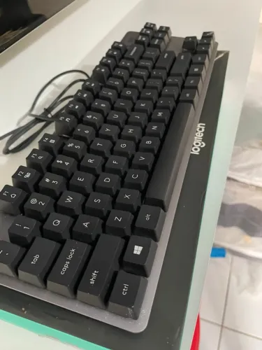 Teclado Mecânico Logitech Tkl K835 Cinza Switch Vermelho Us