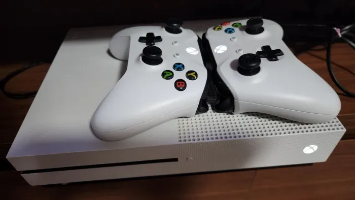 X box one s 1 tera 2 controles