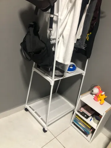 Arara de Roupas Multifuncional com Prateleiras - Excelente Estado