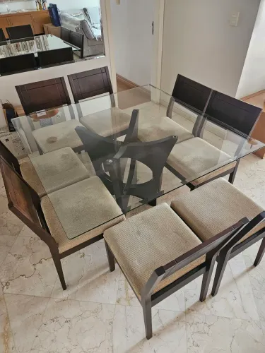 Conjunto de mesa com tampo de vidro e 8 cadeiras