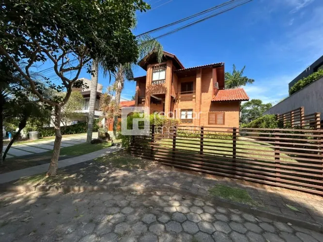 Casa em condominio com 4 dormitórios no Rio Tavares, Florianopolis.