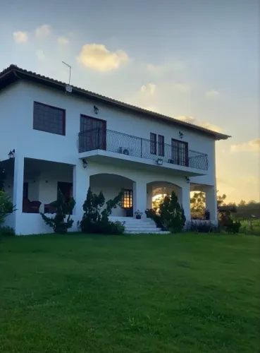 Vendo Belíssimo Haras c 7,5ha c Casarão c vista colina