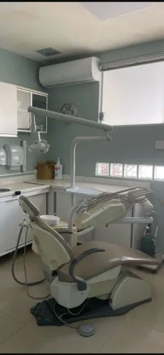Cadeira, equipo, refletor, unidade auxiliar e equipo em perfeito estado de uso