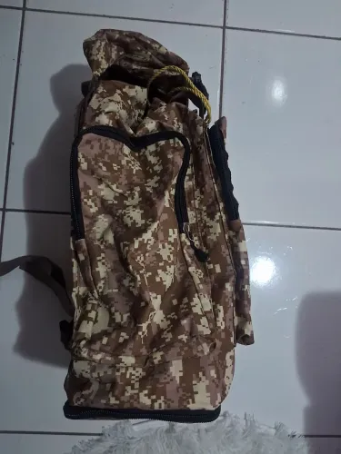 <br>A mchila camuflada na imagem é uma mochila militar de 50L. 
