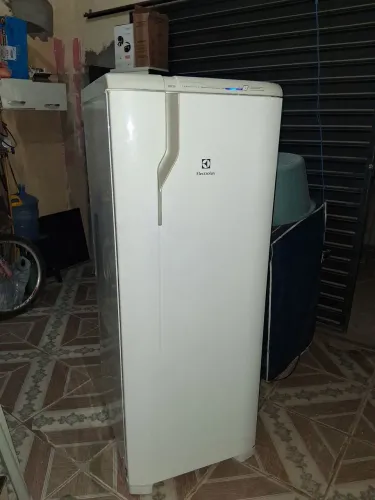 Geladeira Electrolux gelo seco frostfree seminova