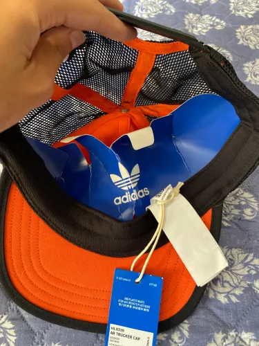 Boné Adidas preto e laranja original