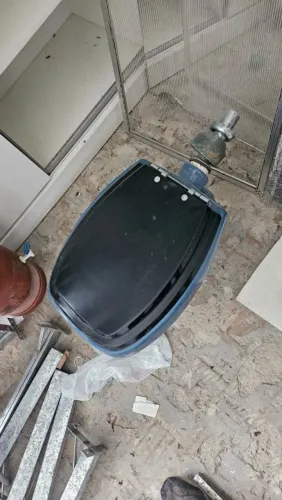 Vaso sanitário azul escuro