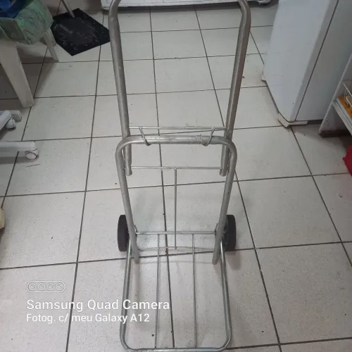 Carrinho de mão dobrável.