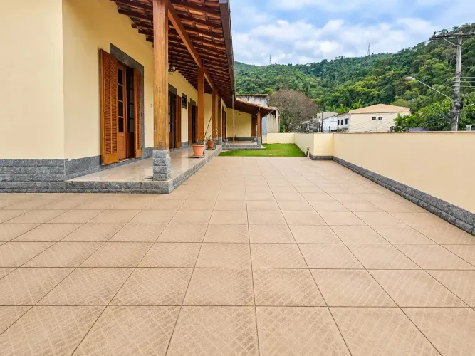 Casa linear com 4 quartos, piscina e área gourmet em Nogueira