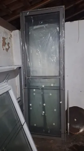 Vende se porta de correr porta de vidro e janela