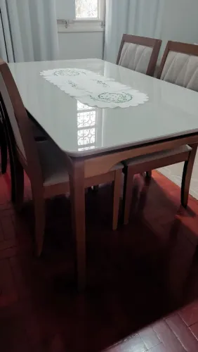 Vendo uma mesa madeira com 4 cadeiras