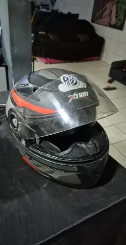 Capacete com óculos interno