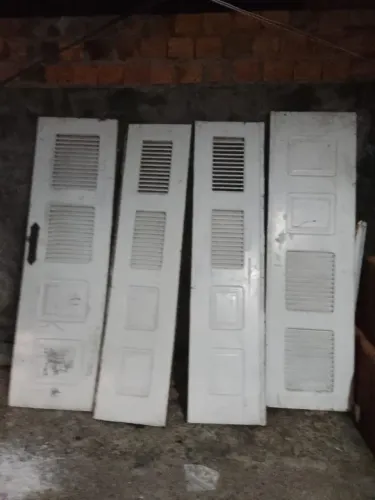 Portas de madeira semi novas  ,de 2,10 por 60 de largura 