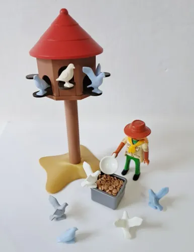 Playmobil Casinha dos Pombos com Figura (Preço Negociável Levando + Peças)