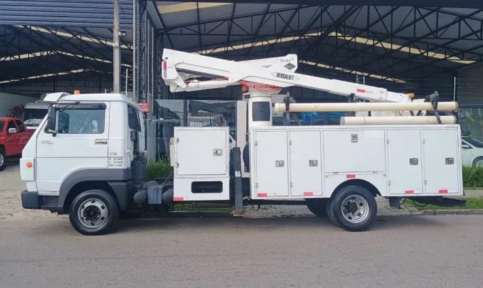 Caminhão com cesto aéreo 15m 