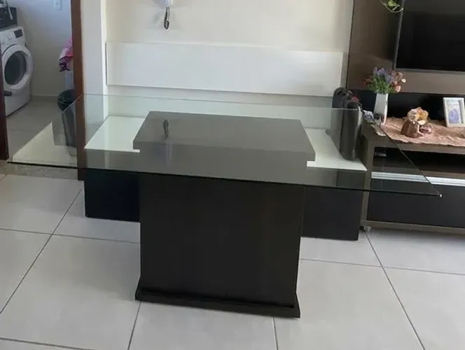 Mesa de vidro com baú