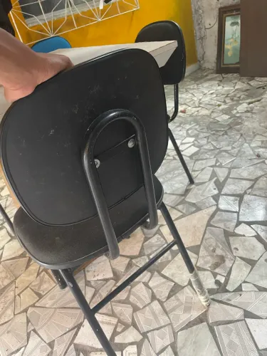 Cadeiras pretas e azuis com encosto e acolchoadas de ferro