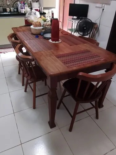 Mesa em madeira com 6 cadeiras