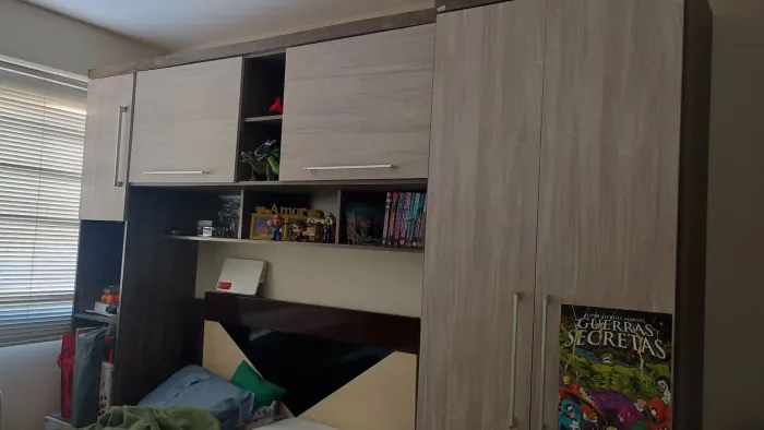 Guarda roupas. Doação. 4 portas. De encaixe de cama.