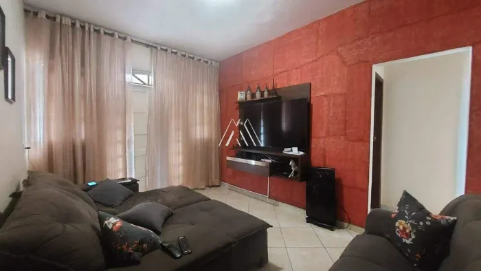 Vendo casa de dois pavimentos em Itaúna em excelente localização!