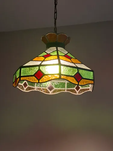 Luminária de vitral decorativa em estilo Tiffany. Diâmetro 40cm