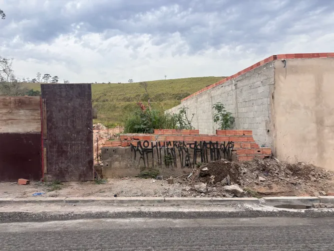 Terreno de 5x30 de frente ao asfalto pronto pra construir já com licença pra construir
