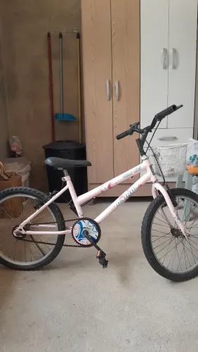 Vendo bicicleta aro 20, tá em bom estado