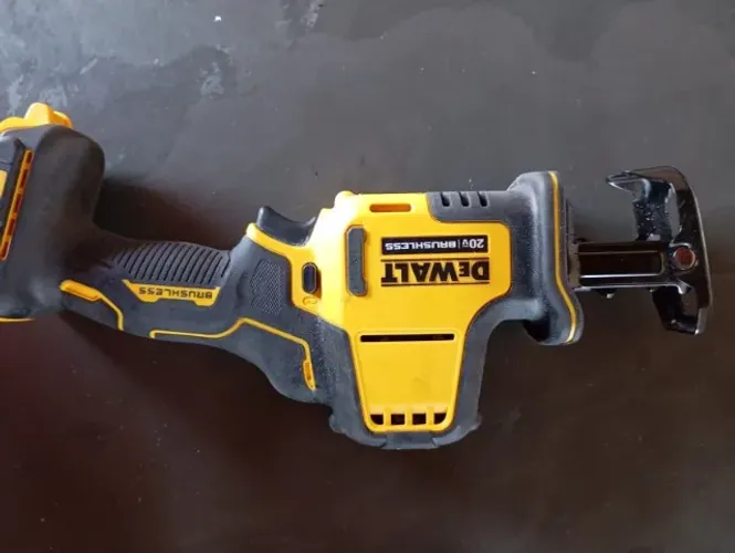 Serra sabre (à bateria) DCS 369 (DeWALT)