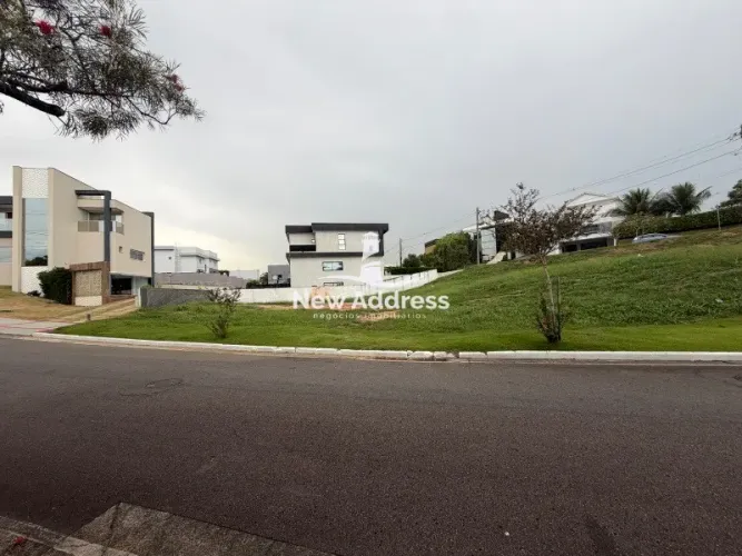 Terreno plano 702m² no Riviera Park próximo à portaria, ideal para construir com economia
