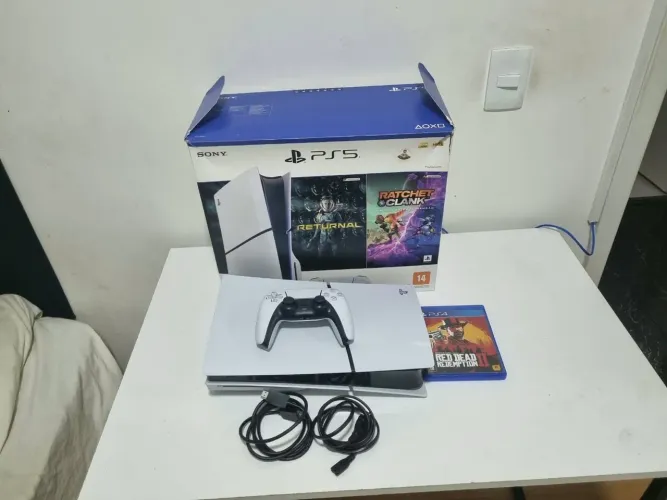 Playstation 5 com um controle e Red Dead Redemption