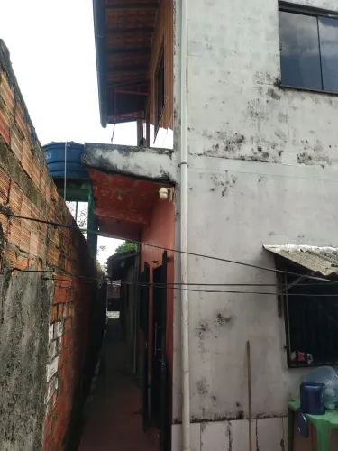 Vende-se Vila contendo 3 casas, sendo uma de altos
