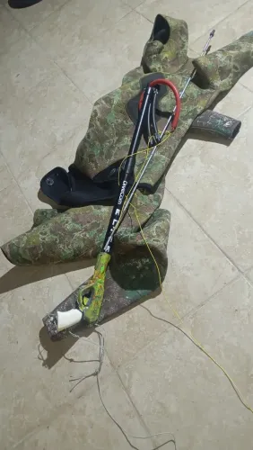 Vende-se roupa de mergulho tamanho XL 5mm x dvers ,e arbalete de 70 cm valor 800 reais 