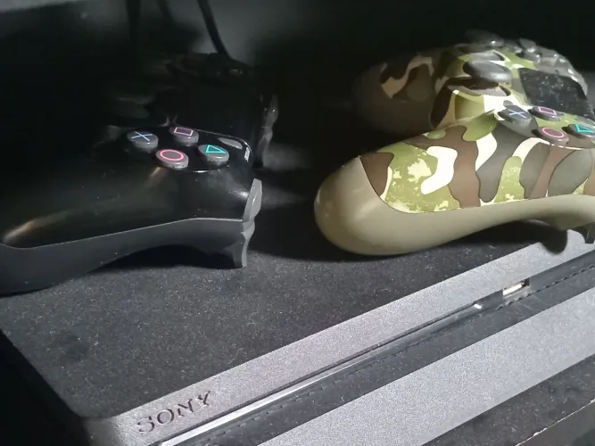 Sony Playstation 4 slin com 2 controles e HD externo de 1 tera