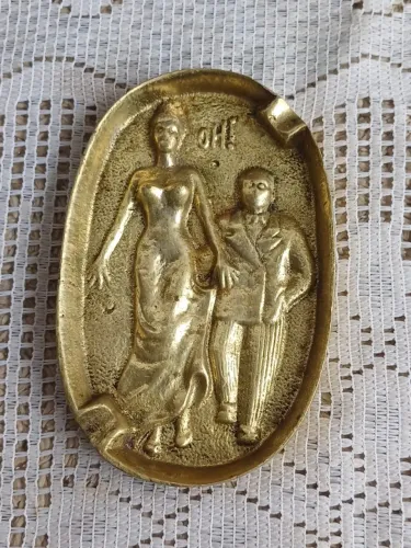 Cinzeiro antigo em bronze polido com cenas