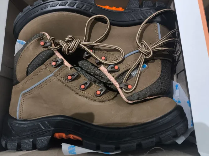 Bota nobuck marluvas zero na Cx - N42 R$ 140,00