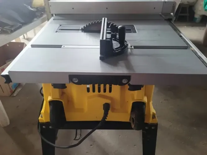 VENDO-SE UMA MAQUINA DE CORTAR MADEIRA E MDF.SEMI-NOVA